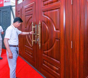 Cửa thép vân gỗ có bị han gỉ không?
