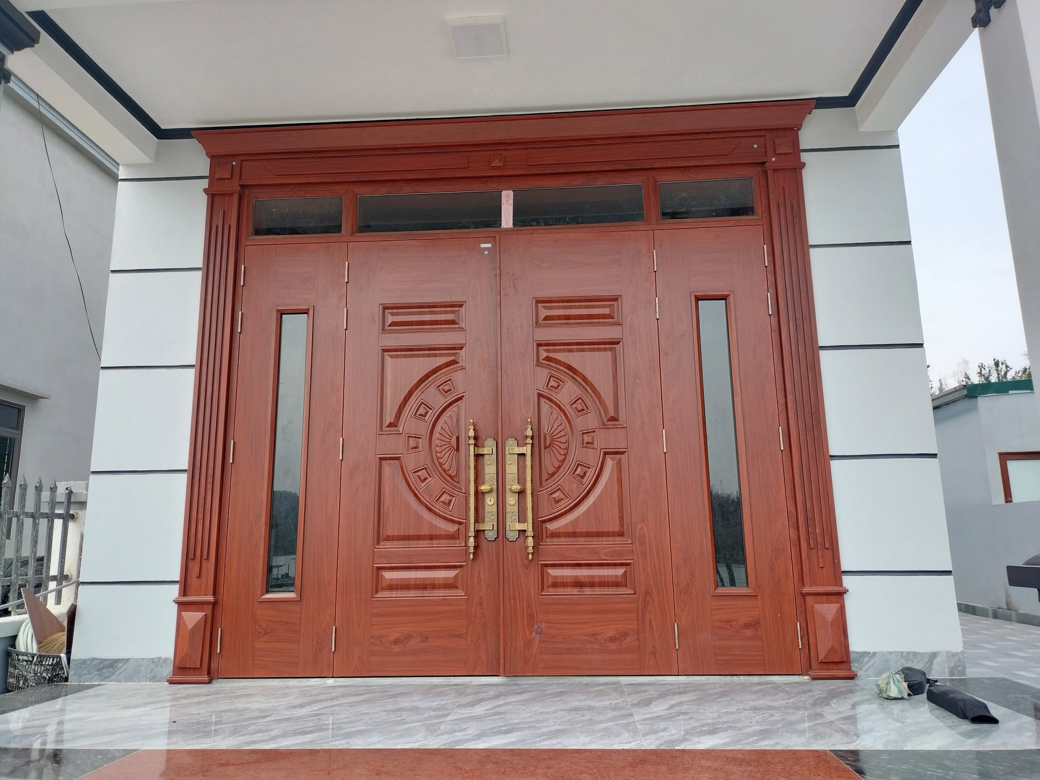 Cửa thép vân gỗ có bị han gỉ không?