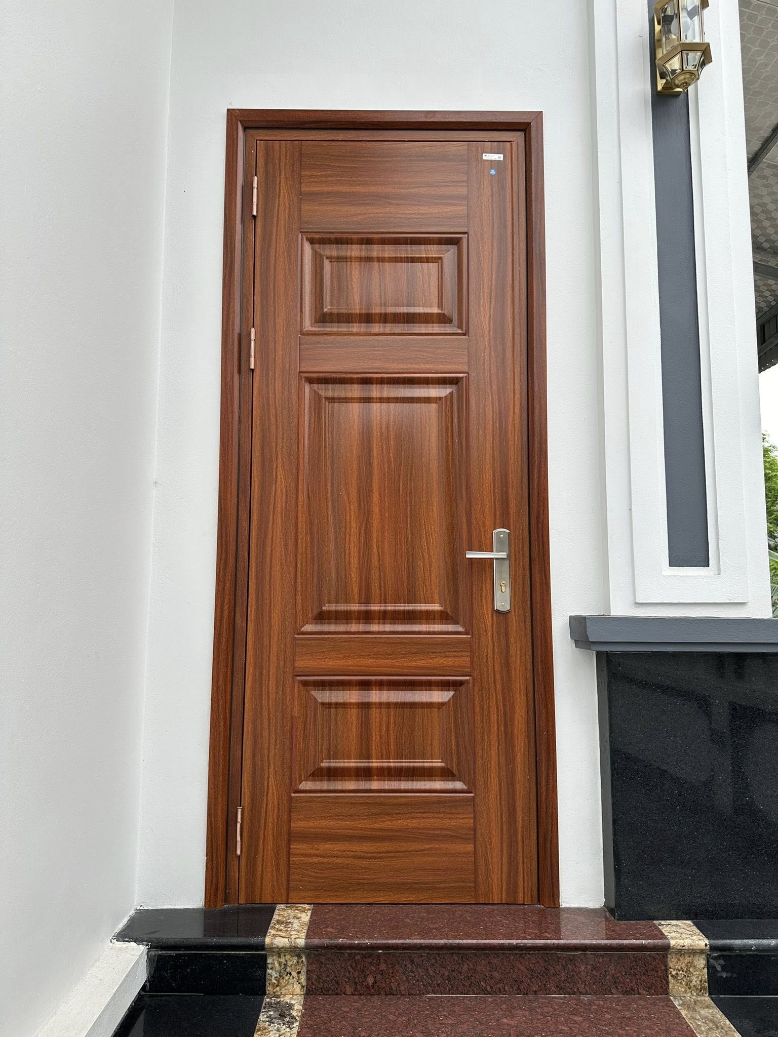 So sánh cửa thép vân gỗ với các loại cửa phòng phổ biến