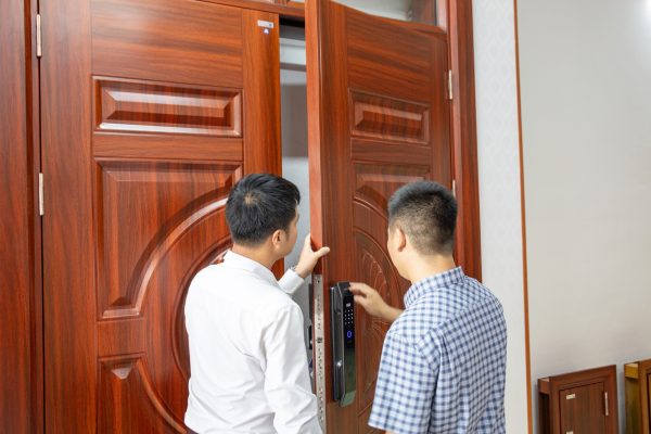 Cửa thép vân gỗ Alux có bền không?