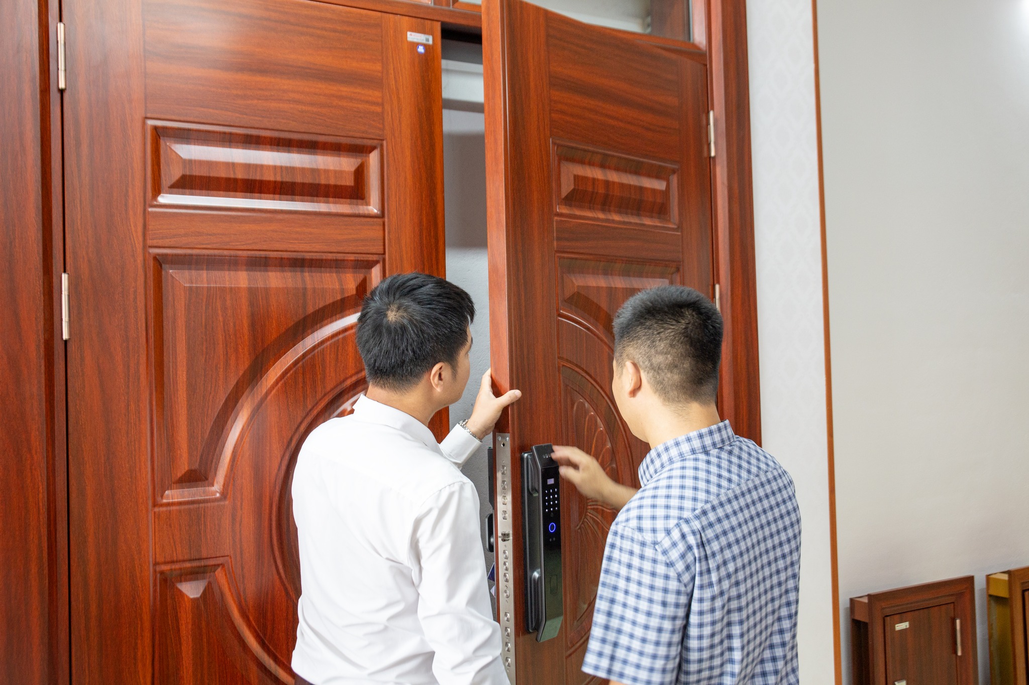 Kinh nghiệm để cửa thép vân gỗ Alux bền lâu