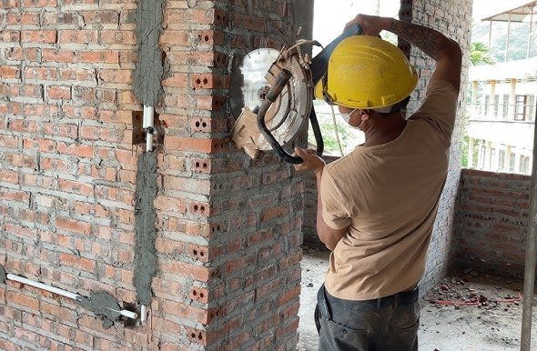 Khi nào lắp cửa thép vân gỗ bắt buộc phải đục tường?