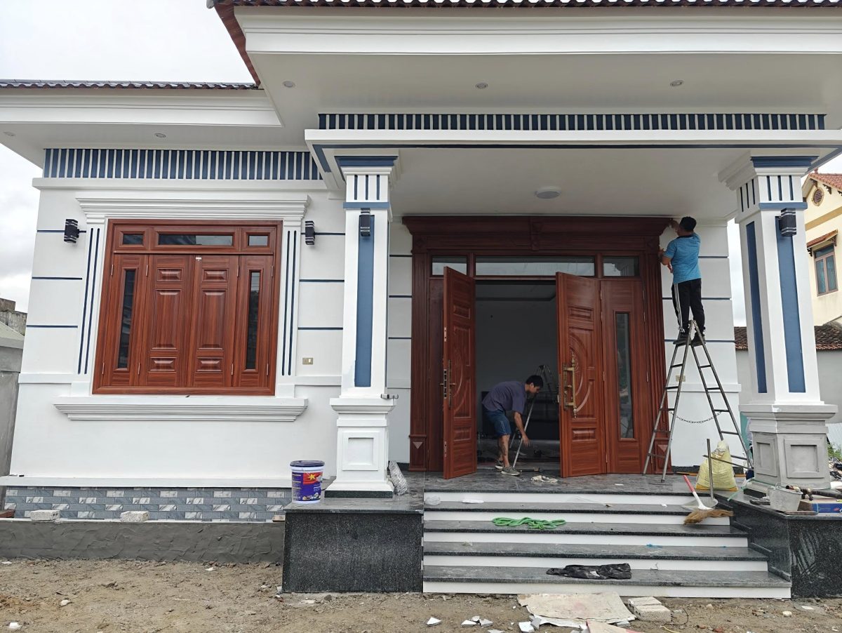 Lắp cửa thép vân gỗ có cần đục tường không?