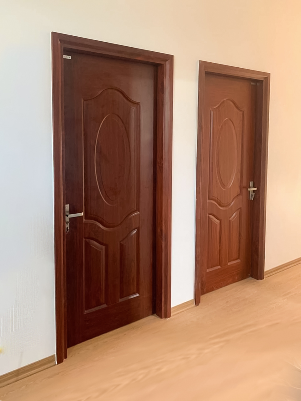 Lưu ý khi lắp cửa thép vân gỗ cho phòng ngủ và phòng thờ